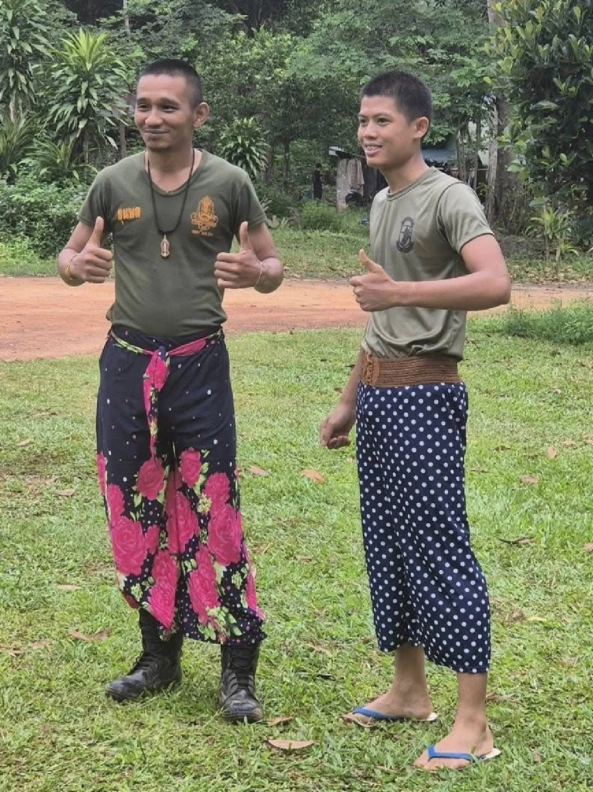 \"ทหารชายแดน\" ใส่เสื้อผ้าบริจาค เรียกสียงหัวเราะและรอยยิ้ม