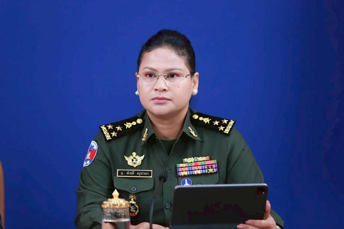 กองทัพกัมพูชา พาผู้ช่วยทูตทหารลงพื้นที่ กล่าวหาไทยทำลายวัดและโรงเรียน