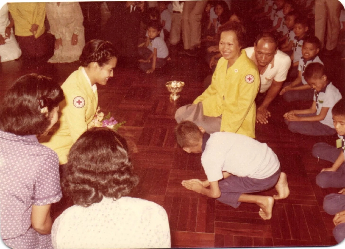 เปิดภาพ วันนี้ในอดีต ครบ 46 ปี กรมสมเด็จพระเทพฯ เยี่ยมเด็กกำพร้ากัมพูชา