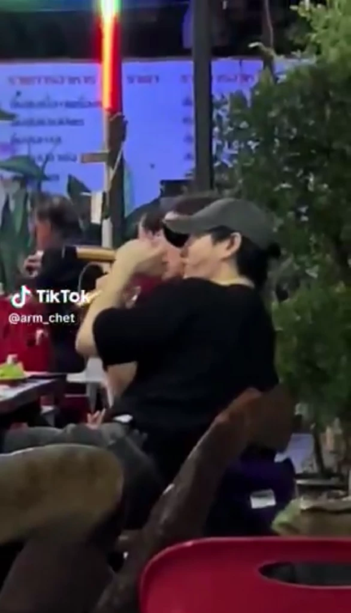 (คลิปล่าสุด) \"เป๊ก ผลิตโชค\" ก่อนเจอฟันคาง นั่งกินข้าว ร้องคาราโอเกะ