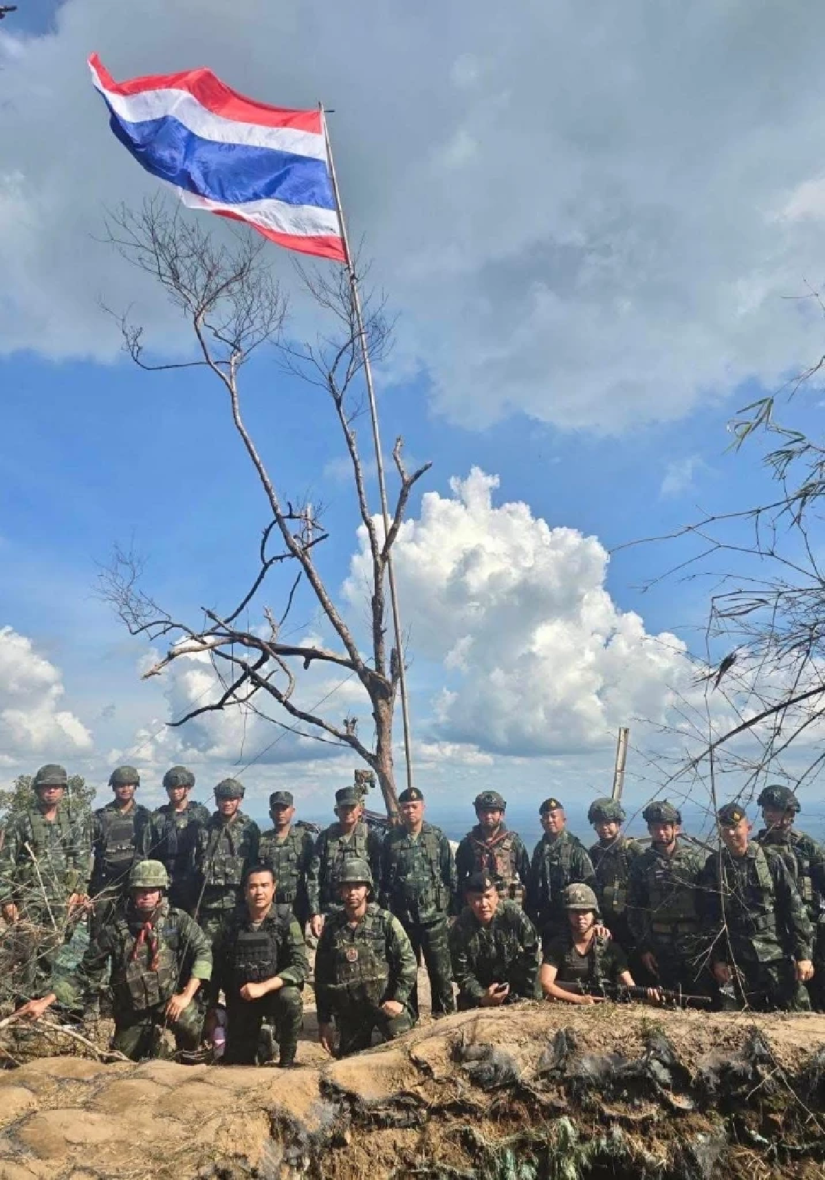 \"แม่ทัพภาคที่ 2\" ขึ้นภูมะเขือ เยี่ยมกำลังพล ร้องเพลงชาติไทยร่วมกัน