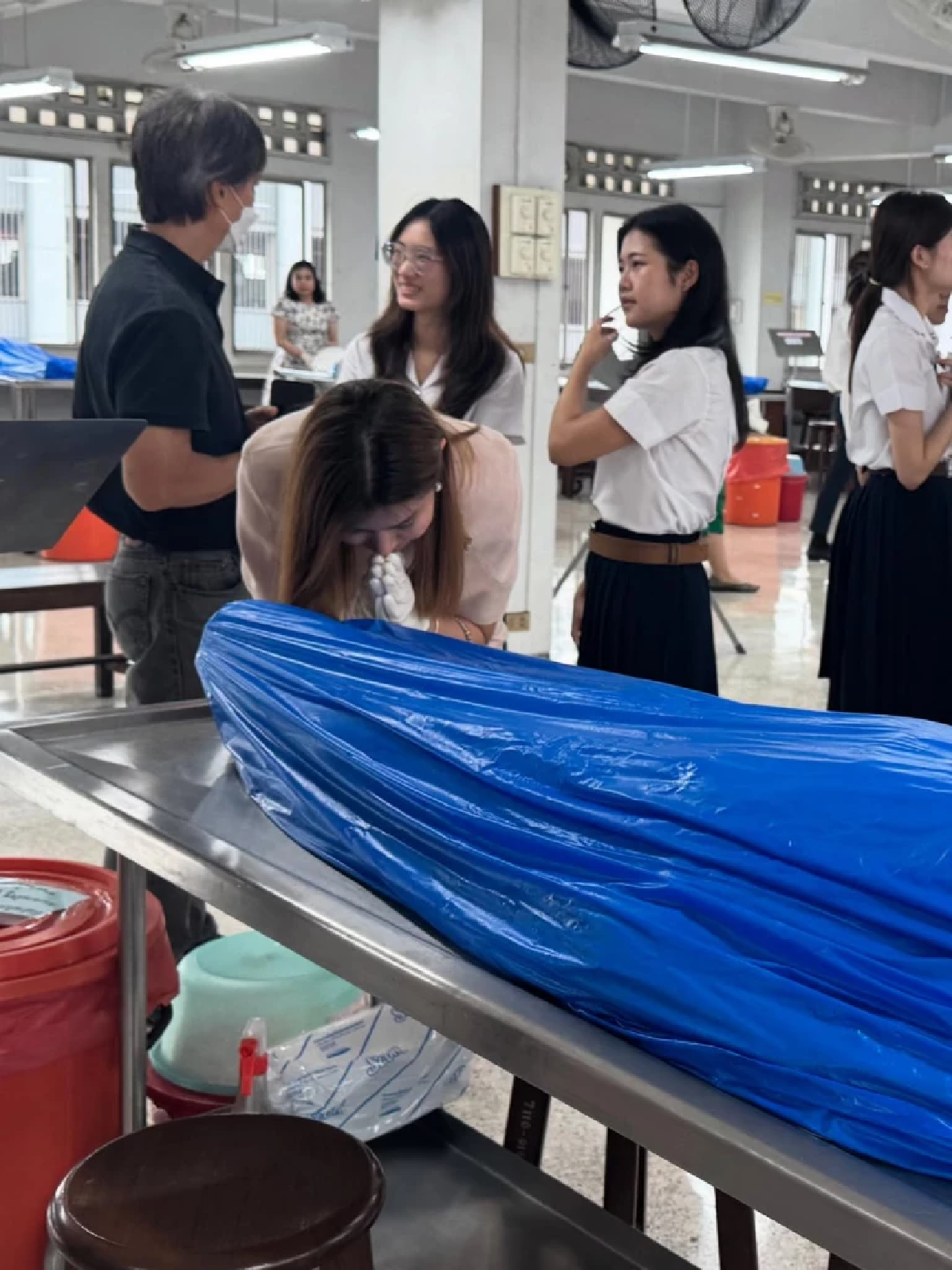 \"จ๊ะจ๋า\"กอดร่างคุณยาย เล่าย้อนอดีตสุดซึ้งผู้เขี้ยวกรำให้ศึกษา