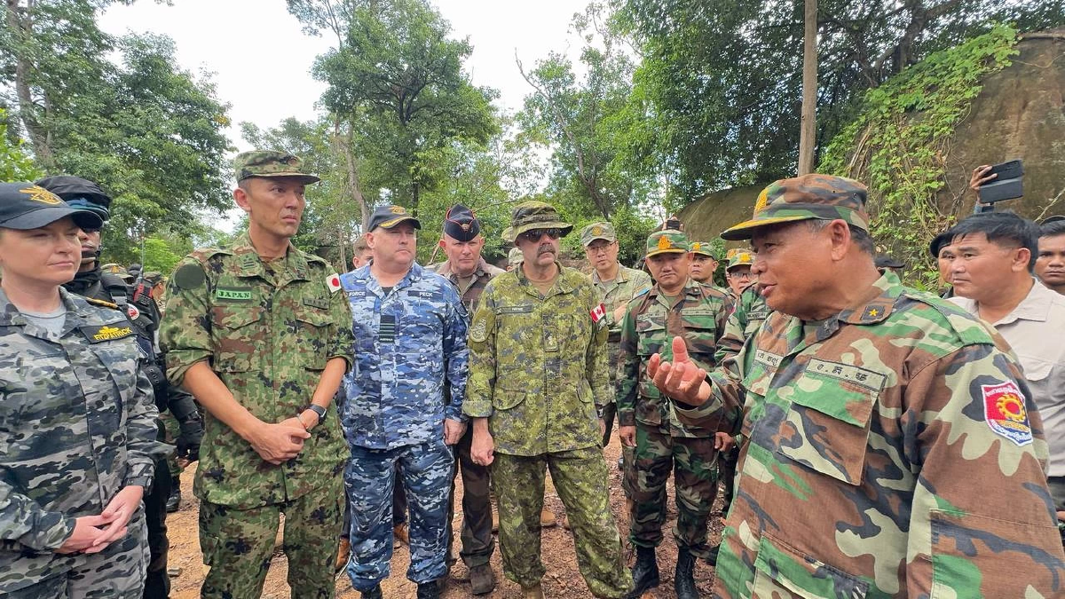 กองทัพกัมพูชา พาผู้ช่วยทูตทหารลงพื้นที่ กล่าวหาไทยทำลายวัดและโรงเรียน
