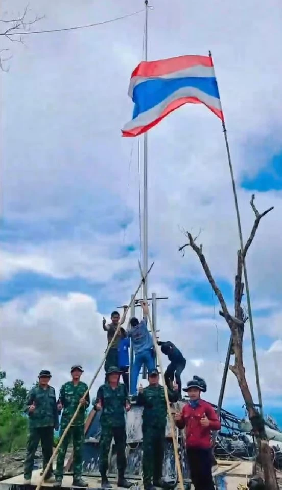 เกิดปรากฏการณ์ พระอาทิตย์ทรงกลด เหนือยอดเสาธงชาติไทย บนภูมะเขือ