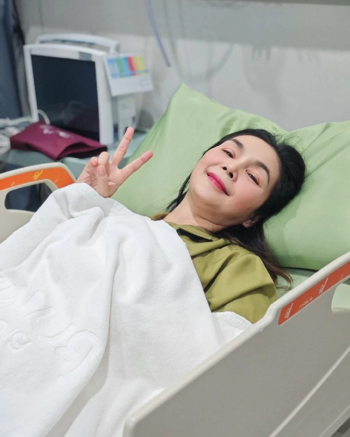 ห่วง! \"ฝน ธนสุนทร\" เกิดอุบัติเหตุลื่นล้ม พร้อมอัปเดตอาการล่าสุด