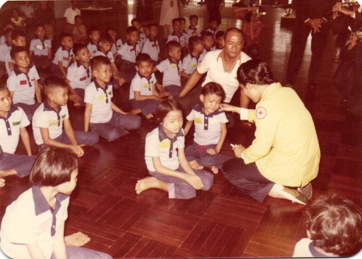 เปิดภาพ วันนี้ในอดีต ครบ 46 ปี กรมสมเด็จพระเทพฯ เยี่ยมเด็กกำพร้ากัมพูชา