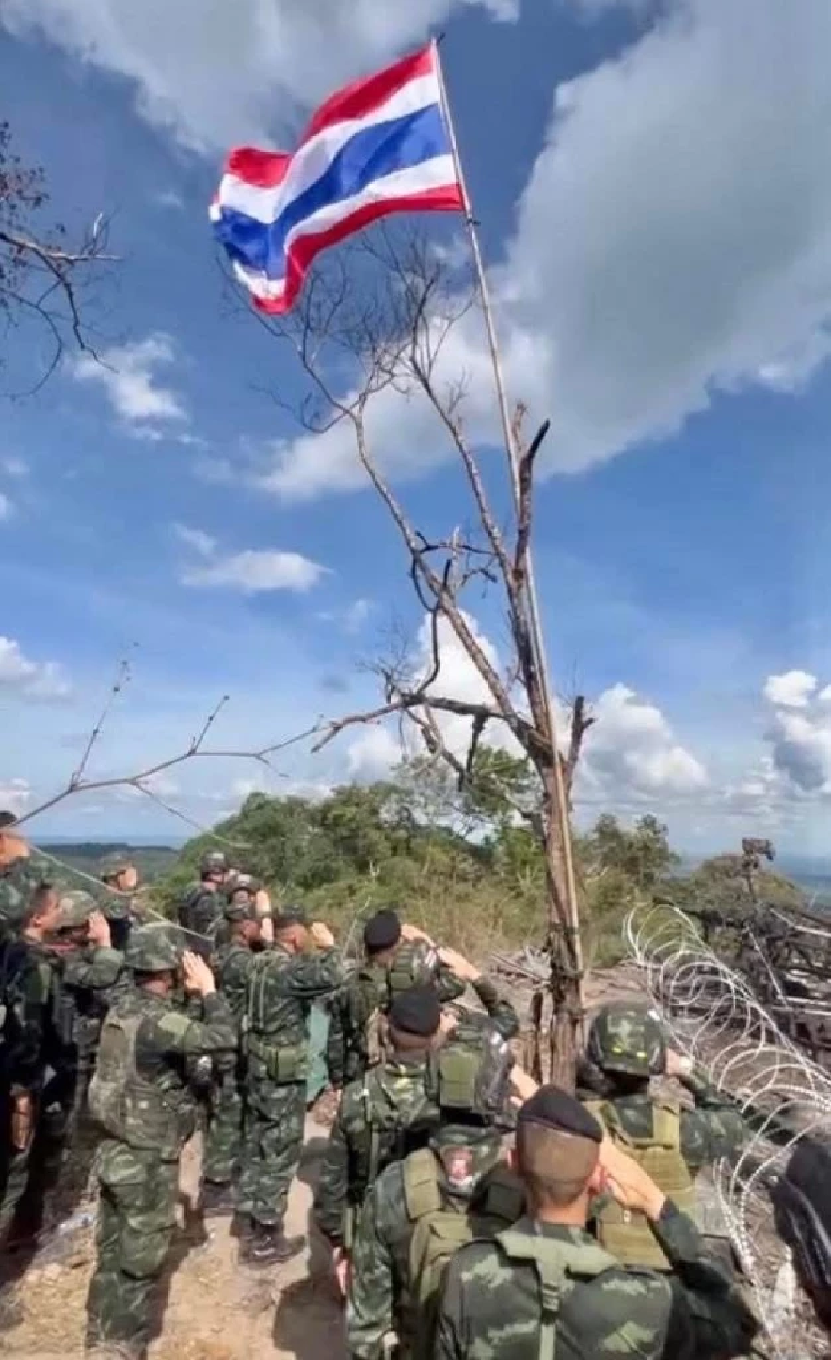 \"แม่ทัพภาคที่ 2\" ขึ้นภูมะเขือ เยี่ยมกำลังพล ร้องเพลงชาติไทยร่วมกัน