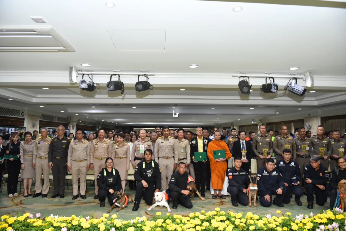 กทม. มอบโล่ประกาศเกียรติคุณ-เครื่องหมายเชิดชูเกียรติ กรณีเหตุการณ์แผ่นดินไหว