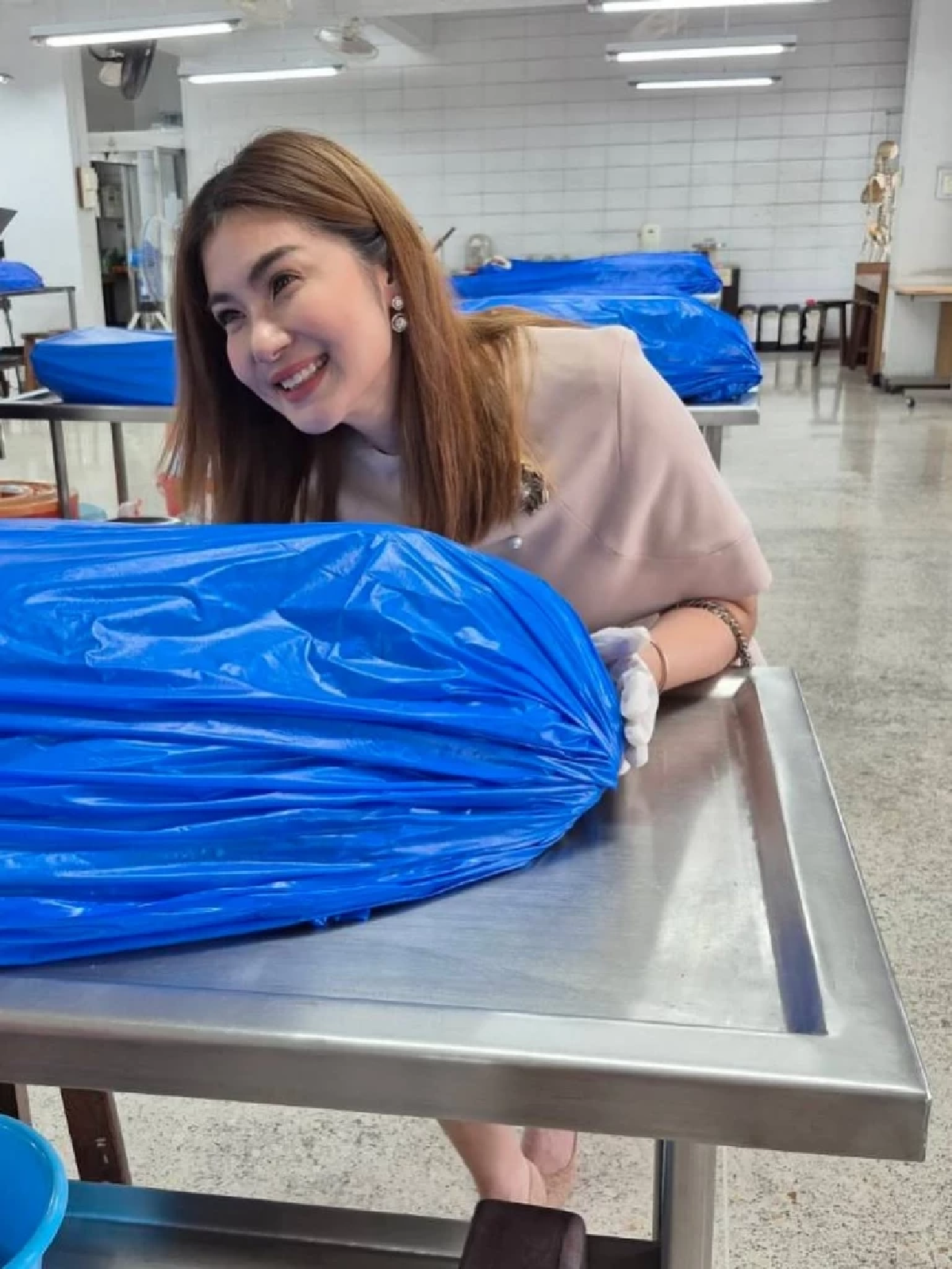 \"จ๊ะจ๋า\"กอดร่างคุณยาย เล่าย้อนอดีตสุดซึ้งผู้เขี้ยวกรำให้ศึกษา