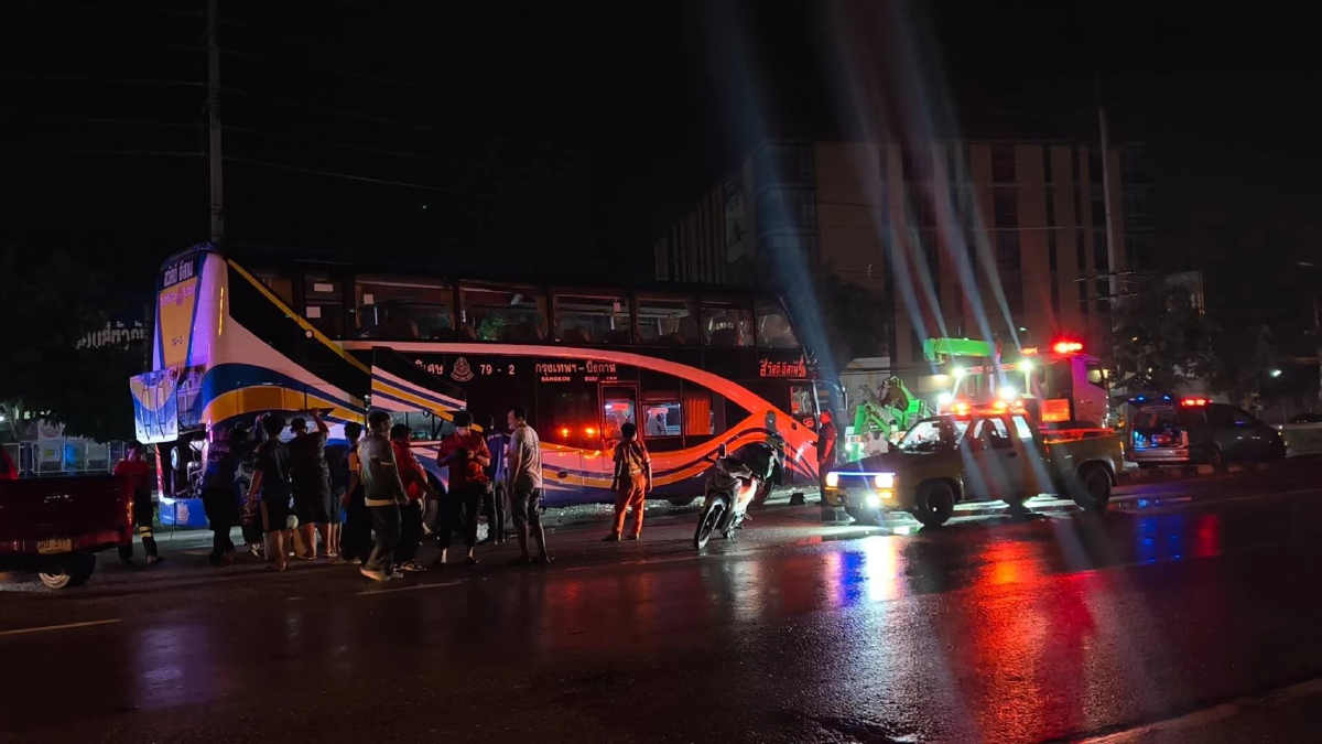 ระทึก! รถทัวร์โดยสาร \"กรุงเทพฯ-บึงกาฬ\" ชนท้ายเทรลเลอร์ เจ็บ 4 ราย