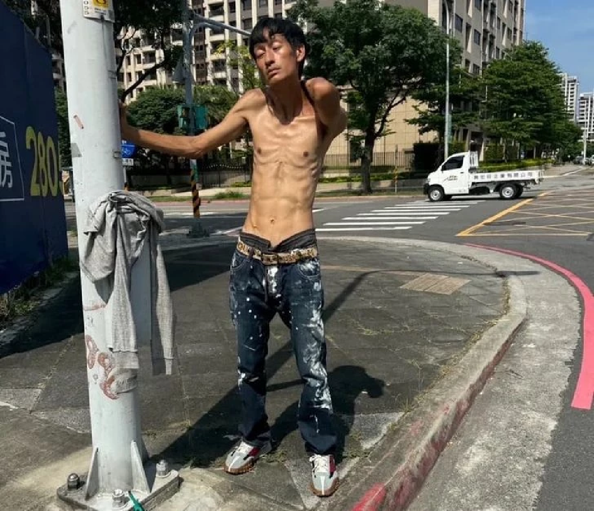 เห็นแล้วช็อก! สภาพ \"ถังจื้อผิง\" เดินเร่ร่อน เปลือยท่อนบน ตามท้องถนน