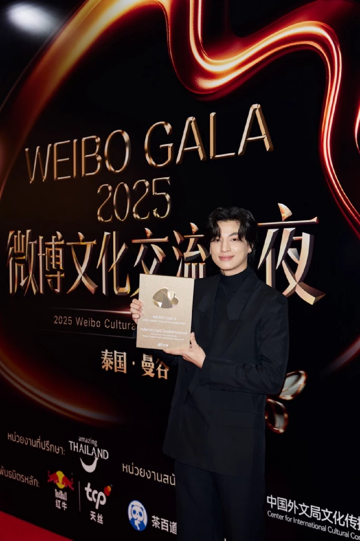 เฟมัสไม่หยุด \"กลัฟ คณาวุฒิ\"คว้าอีกรางวัล เวที Weibo ตอกย้ำฝีมือ
