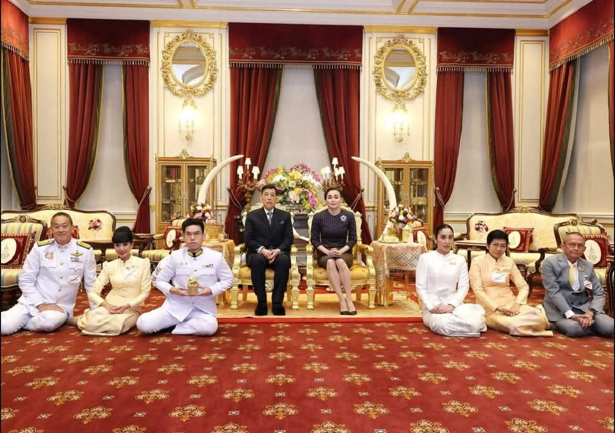 \"ในหลวง-พระราชินี\" พระราชทานน้ำสังข์ สมรสพระราชทาน ลูกสาวอดีตนายกฯ