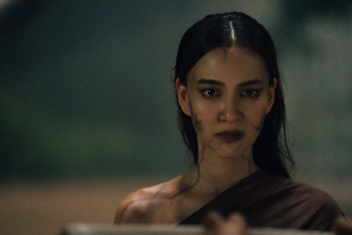 เรื่องย่อ EP2 \"เขมจิราต้องรอด\" พ่อครู ประจันหน้า วิญญาณอาฆาต\"ผีรำพึง\"