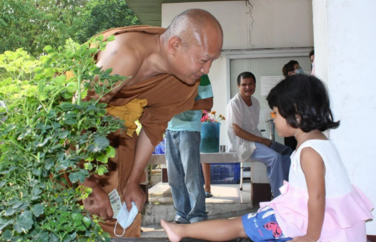 \"หลวงพ่ออลงกต\" โต้ซัด!\"หมอบี\" ปมรับบริจาค พร้อมเผชิญหน้าเคลียร์ต่อสื่อ