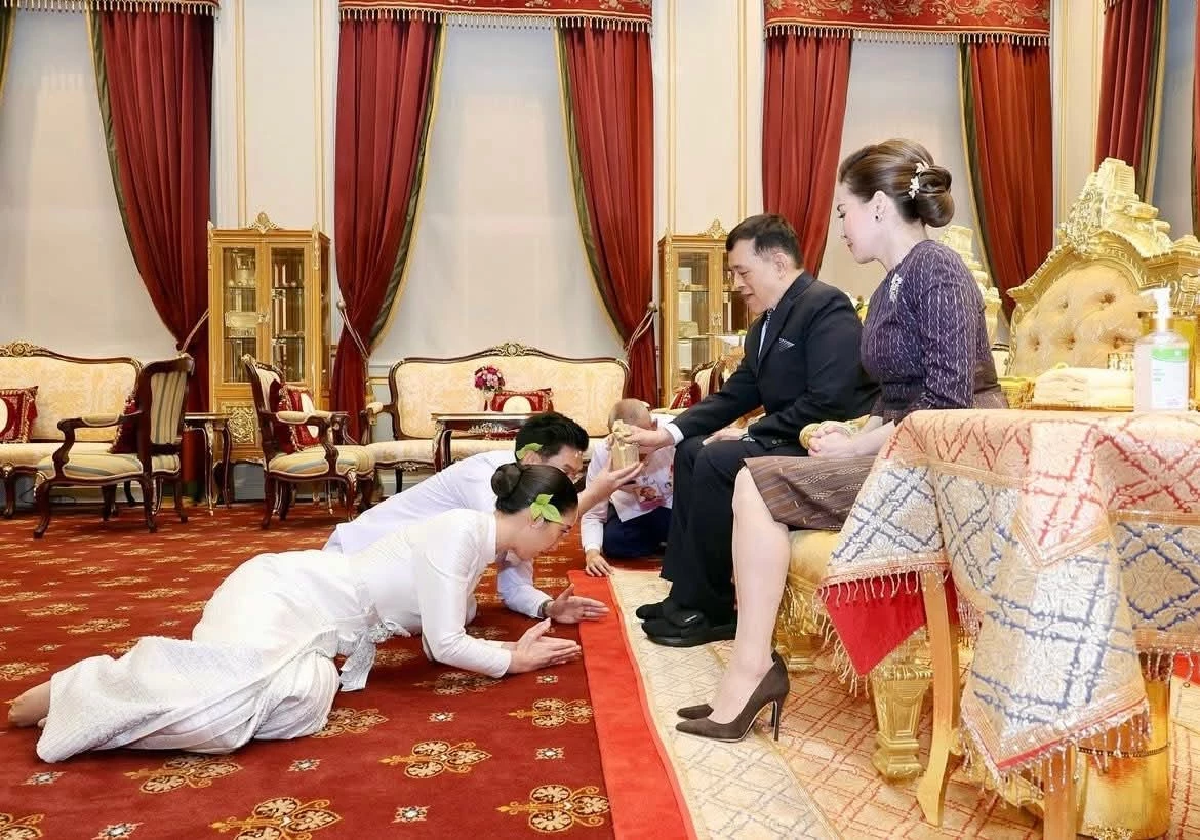 \"ในหลวง-พระราชินี\" พระราชทานน้ำสังข์ สมรสพระราชทาน ลูกสาวอดีตนายกฯ