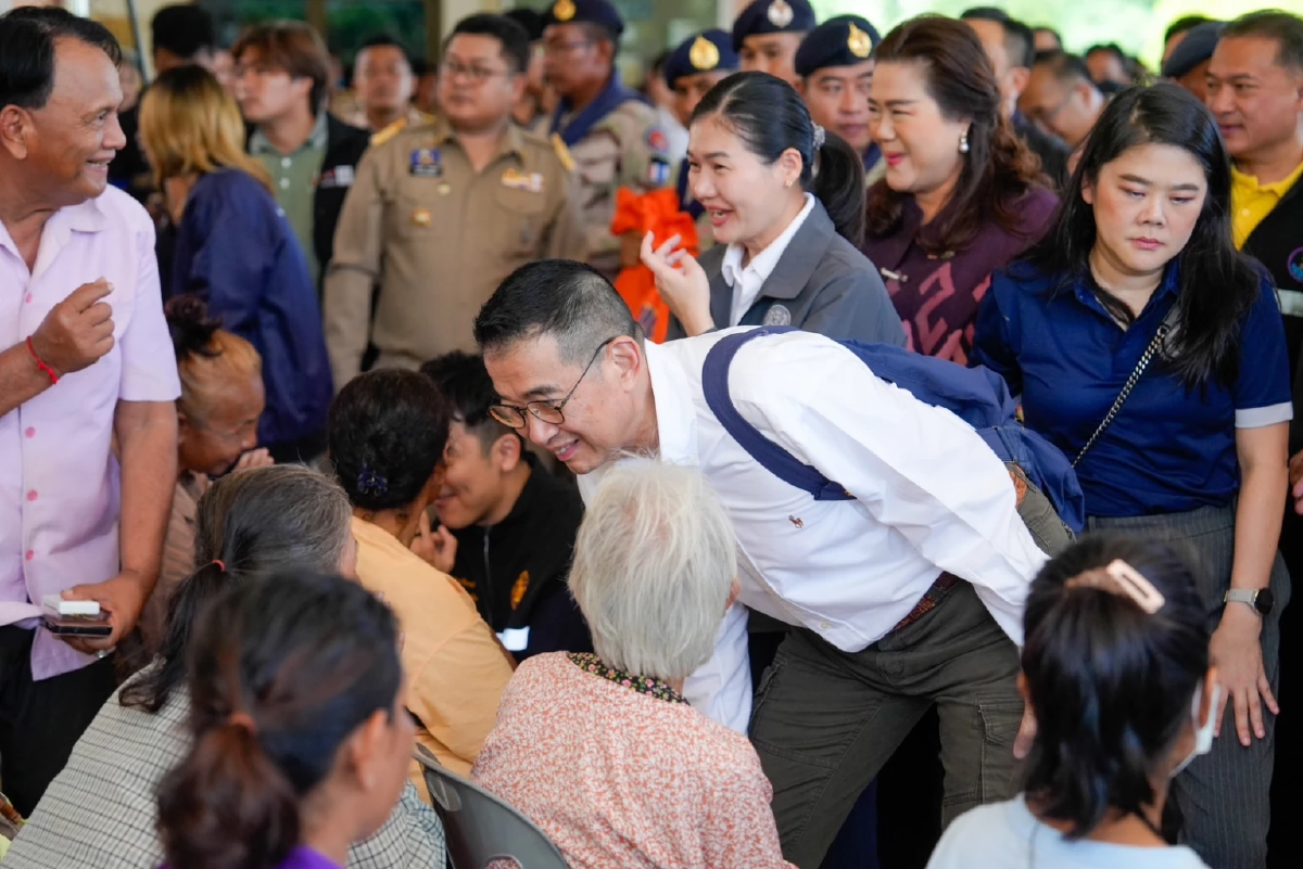 \"ภูมิธรรม\" ลุยสุรินทร์ ให้กำลังใจชาวบ้าน พร้อมถกผู้ว่าฯ 4 จ. ประเมินการกลับบ้าน