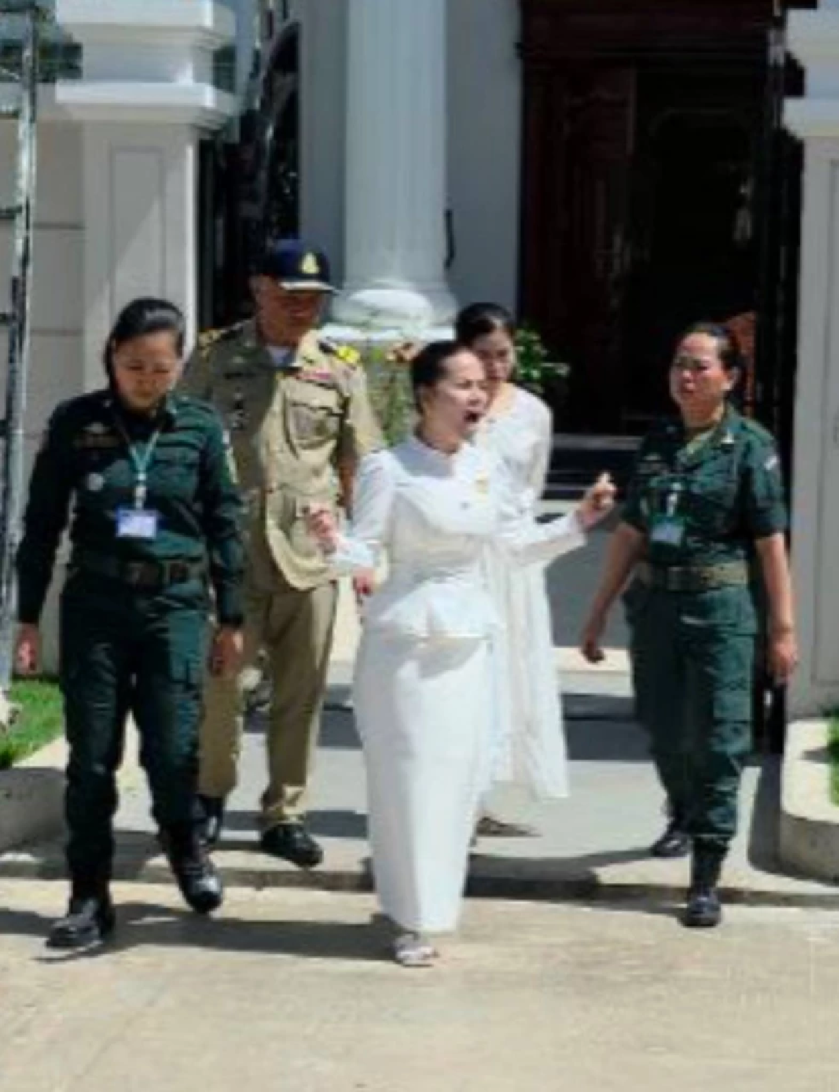 คลิป\"เชง เสร็ยร็วต\"แม่ค้าเขมร - อินฟลูฯ ถูก ตร.รวบ อาการแปลก