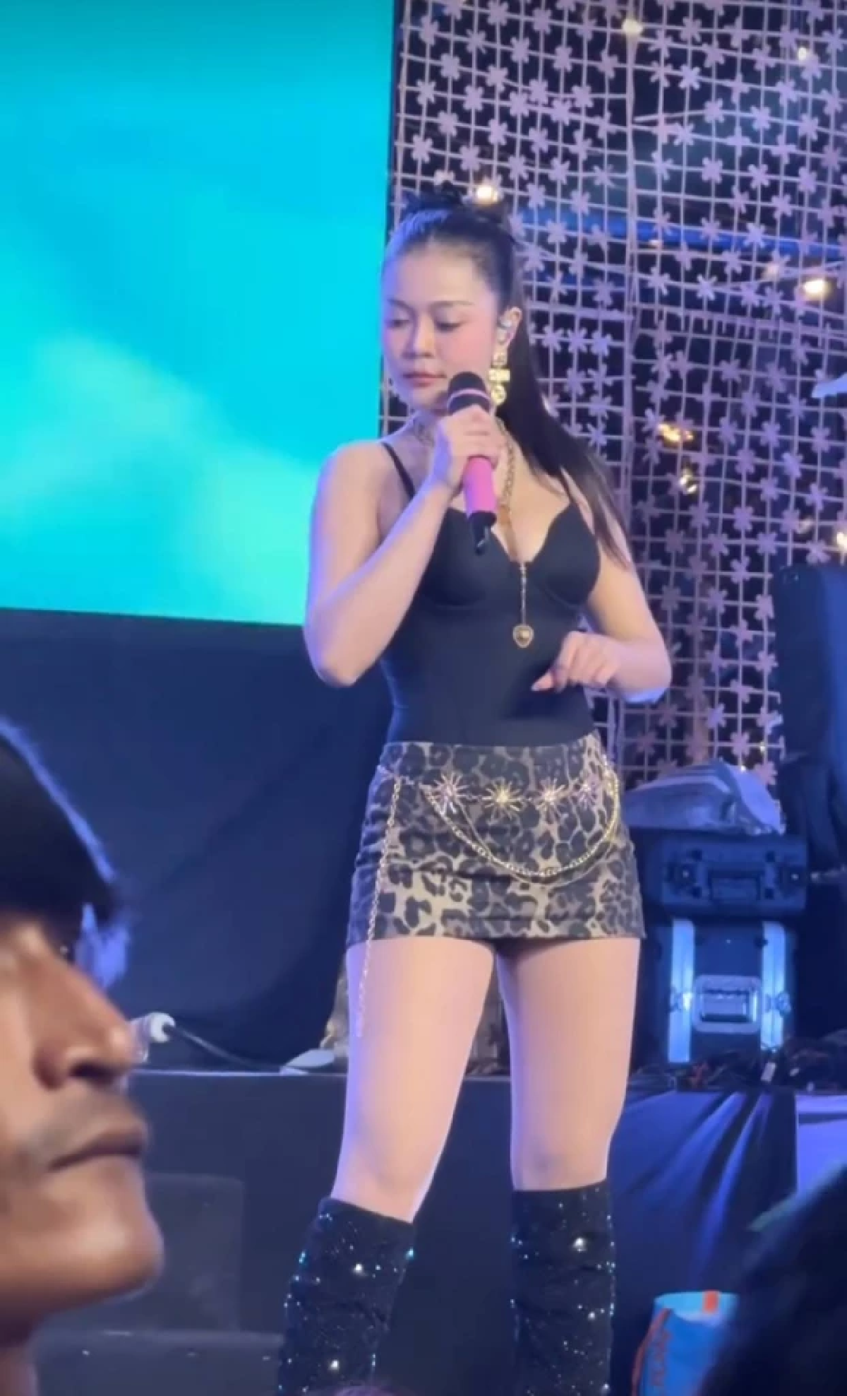 (คลิป) สาเหตุ \"ลำไย ไหทองคำ\" เจอคนปามะม่วงใส่บนเวที ปมบัตร 1,500 เดือด!