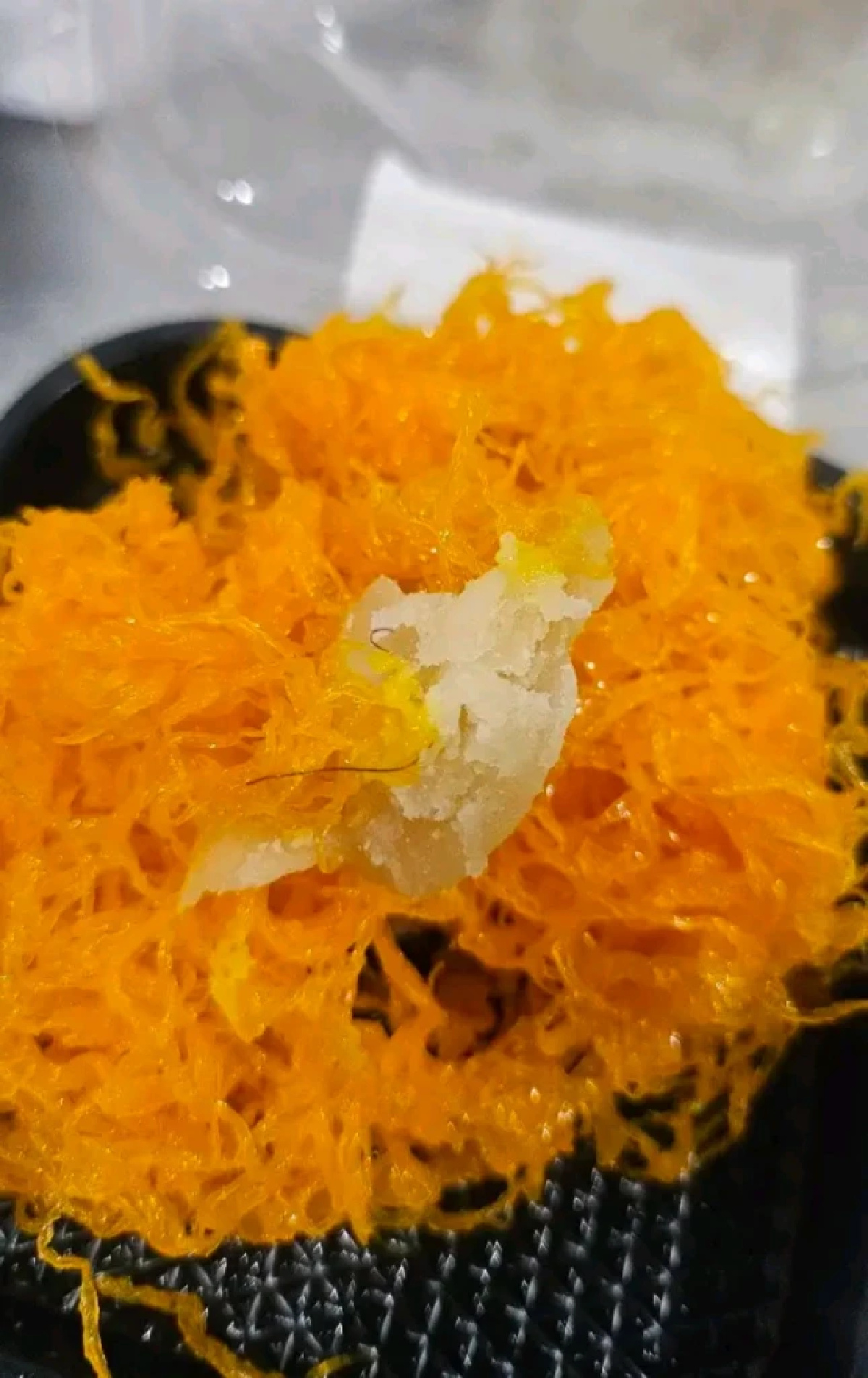 ขมคอ! ลูกค้าช็อกเจอ \"ขนลับ\" ในไส้ขนมเปี๊ยะ ร้านคาเฟ่ดังดราม่าไม่พัก