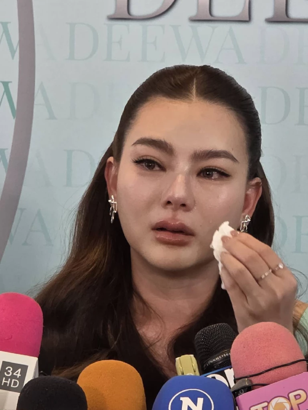 \"ดิว อริสรา\" ร้องไห้ เลิกสามี \"เซบาสเตียน ลี\" ถ้าไม่มีลูก ก็คงไม่อยากอยู่แล้ว