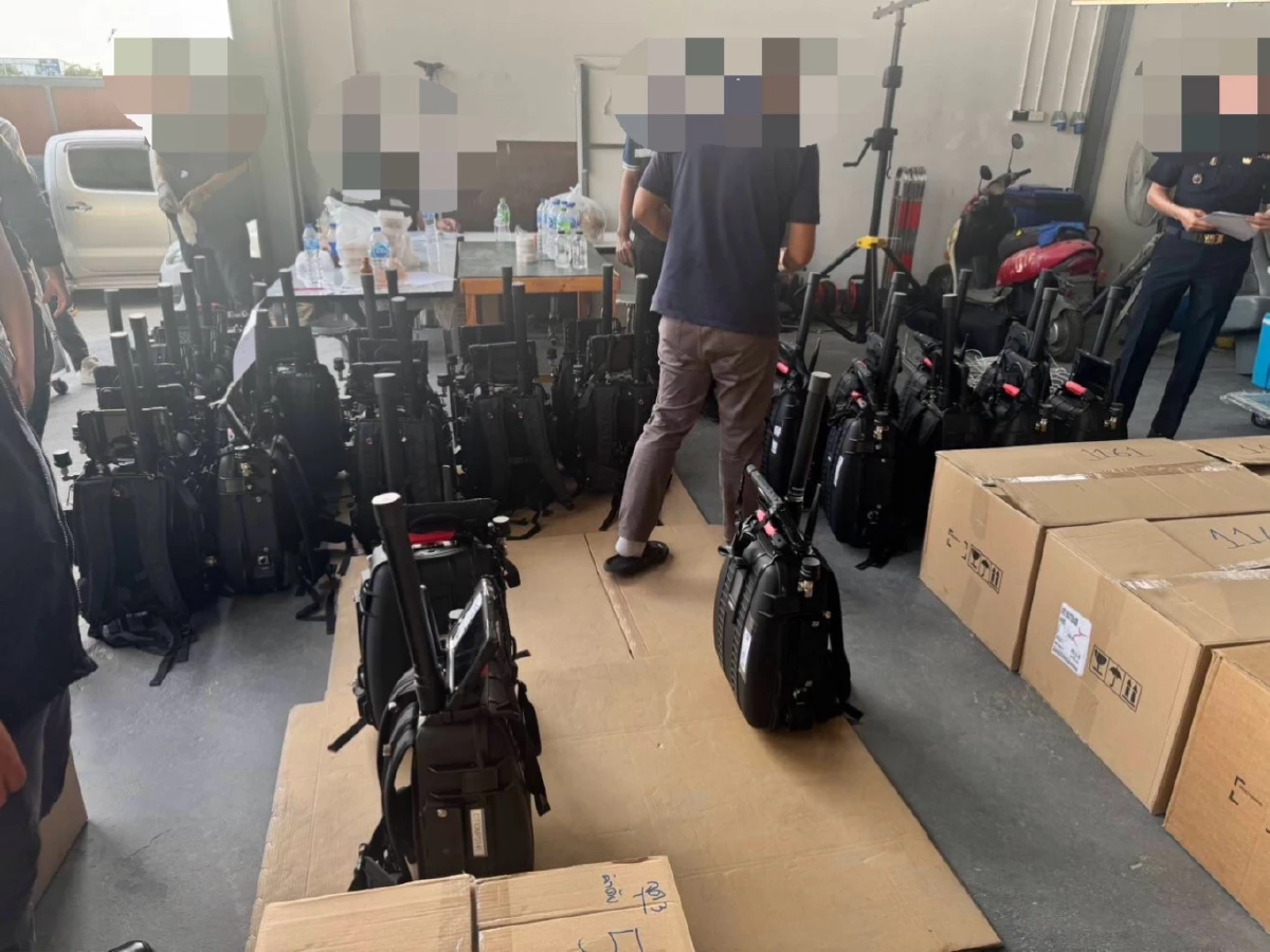 บุกค้นโกดังพบโดรน-เครื่องยิงโดรน-รถโมบาย ยึดของกลางเพียบ