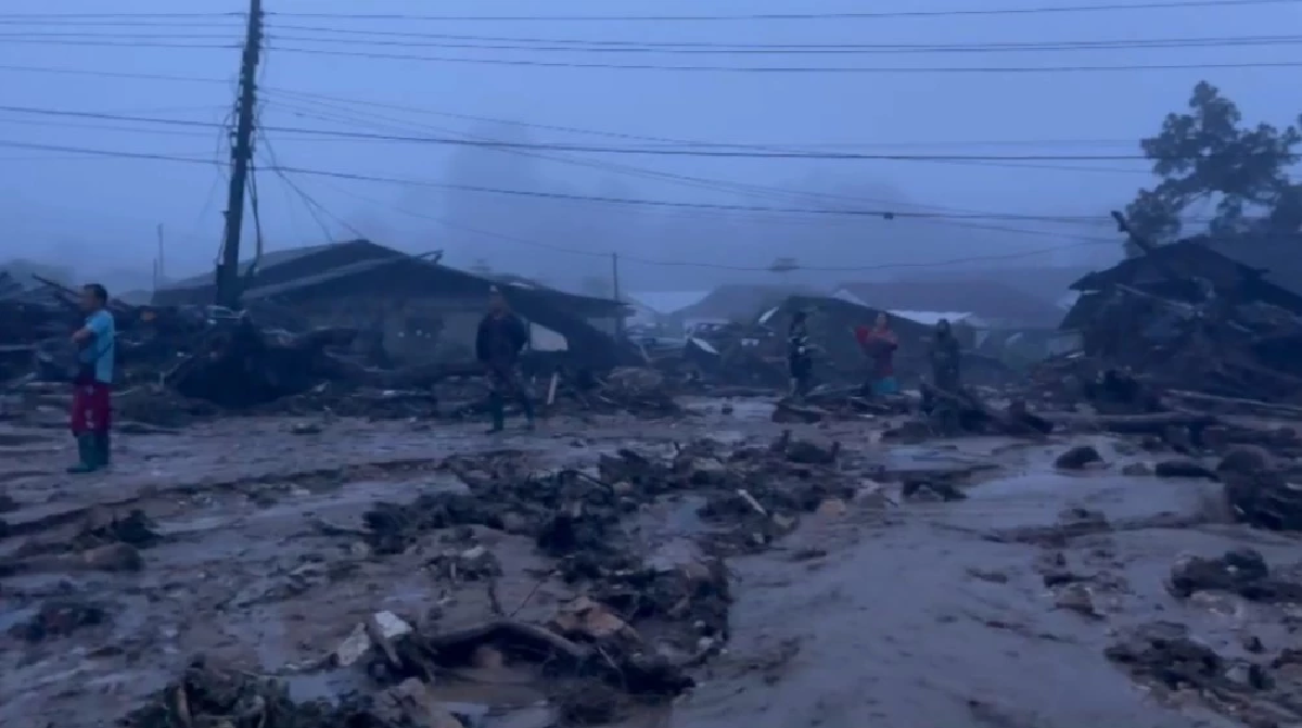 ฝนตกหนักทำดินถล่มทับบ้านปชช. เด็กวัย 12 ปี สูญหาย เจ็บนับสิบ ดับ 2