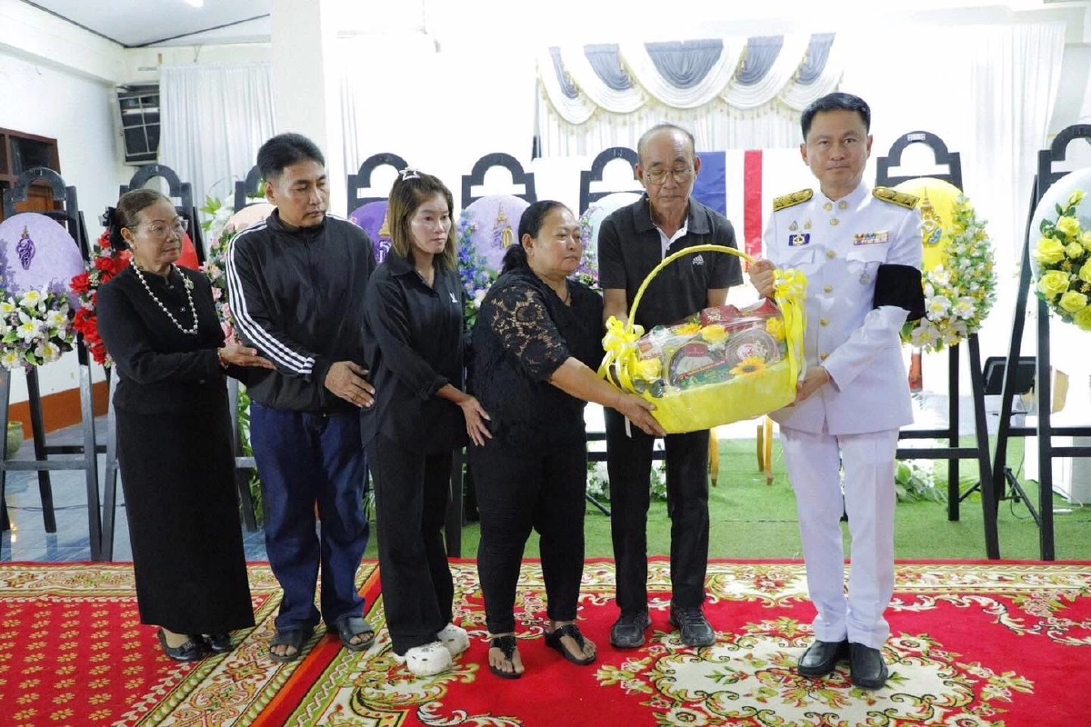 ในหลวง-พระบรมวงศานุวงศ์ พระราชทานพวงมาลา วางหน้าหีบศพพลทหารพิทยุตม์