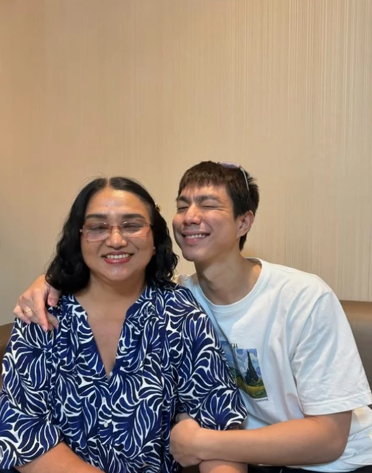 น่ารักมาก \"ไบร์ท-อองตวน\" ลูกชายแห่งชาติ จัดใหญ่ ของขวัญวันแม่