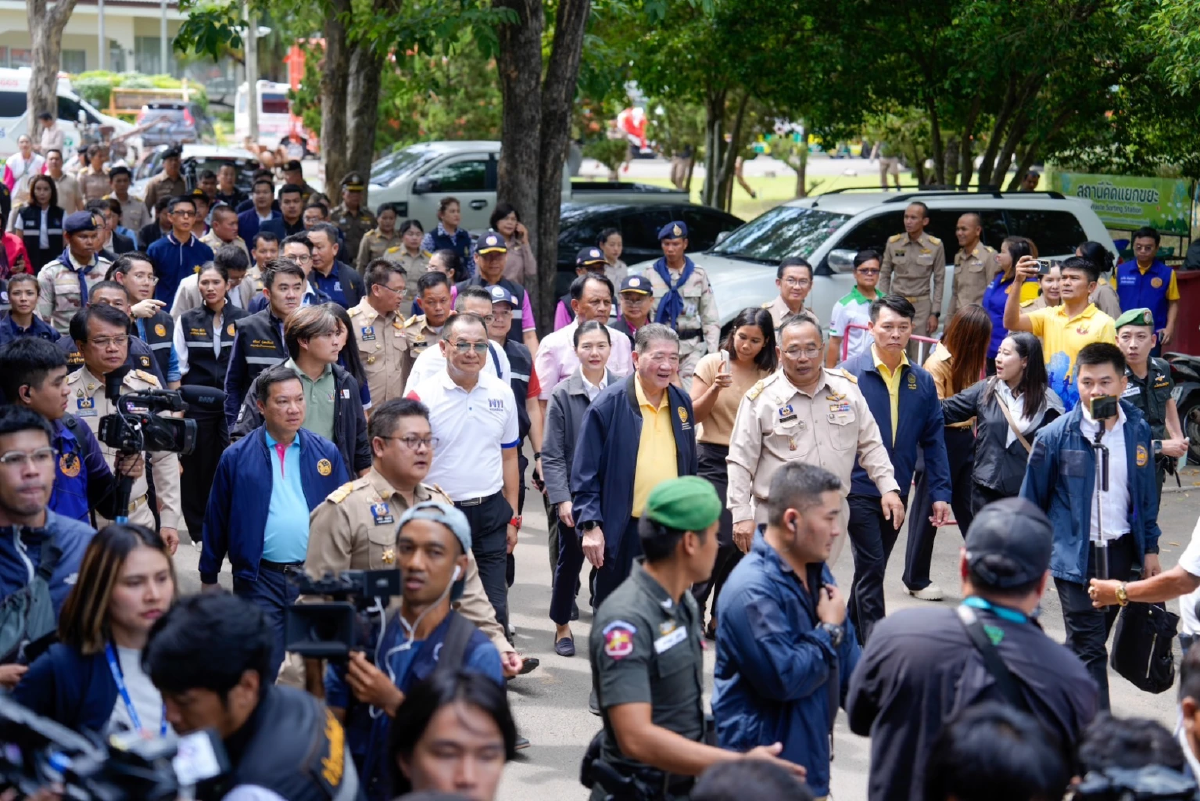 \"ภูมิธรรม\" ลุยสุรินทร์ ให้กำลังใจชาวบ้าน พร้อมถกผู้ว่าฯ 4 จ. ประเมินการกลับบ้าน