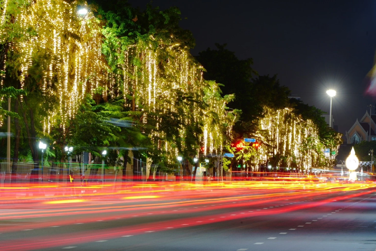 MEA  ชวนชมไฟประดับสุดอลังการ 2 ล้านดวง เฉลิมพระเกียรติ \'วันแม่แห่งชาติ\'
