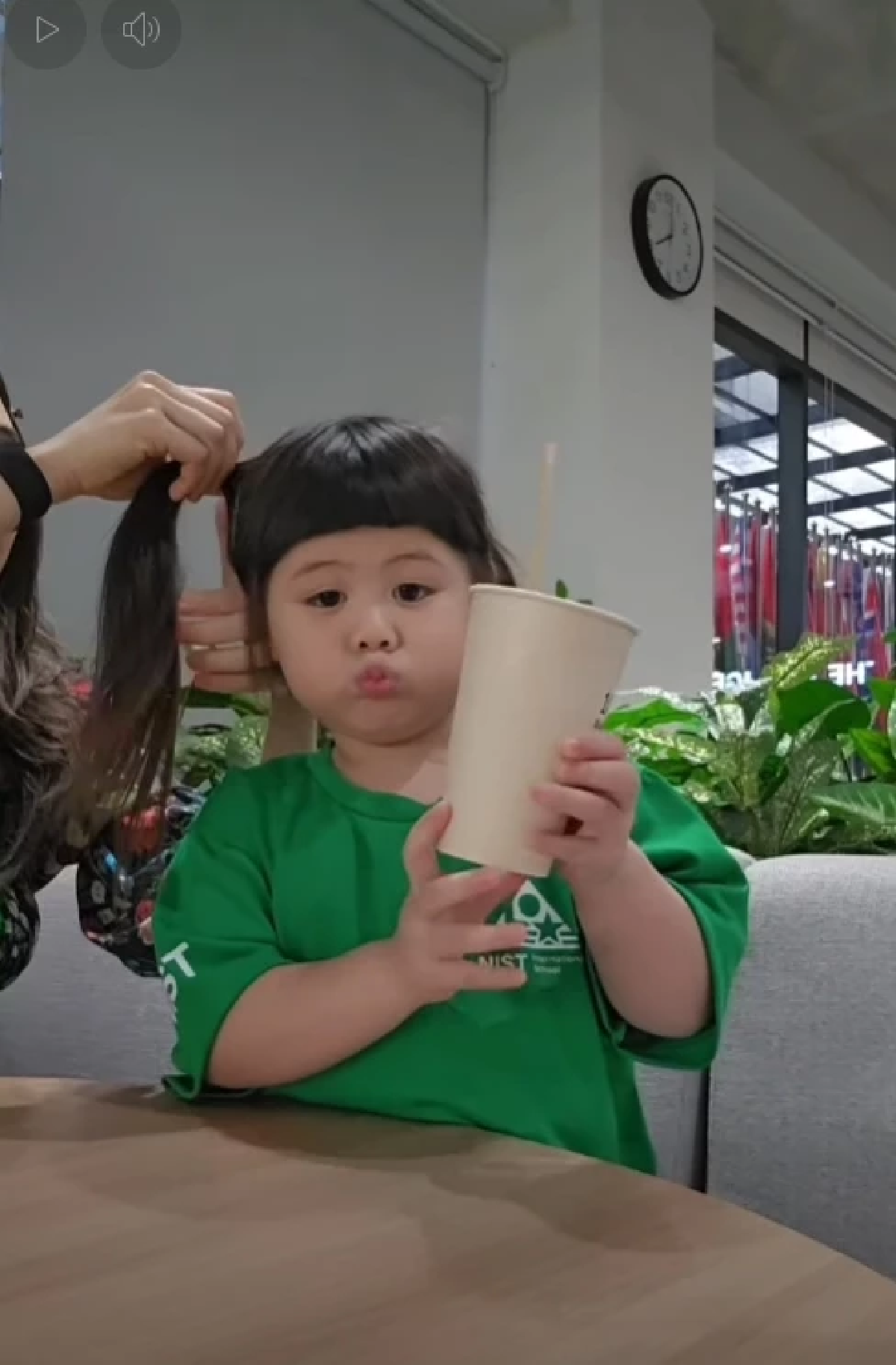 สิ้นสุดการรอคอย \"น้องเกล\" ใส่เสื้อนักเรียนสีเขียว เปิดบทสนทนากับ \"ยายหนิง\"