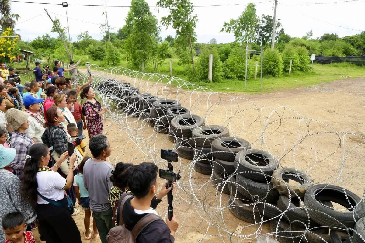 ชาวกัมพูชาประท้วงทหารไทยล้อมลวดหนาม