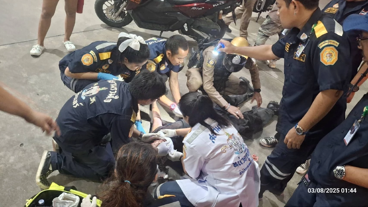 (คลิป) เปิดภาพวงจรปิด \"เป๊ก ผลิตโชค\" กระโดดขึ้นรถกระบะ ก่อนโดนฟันคาง