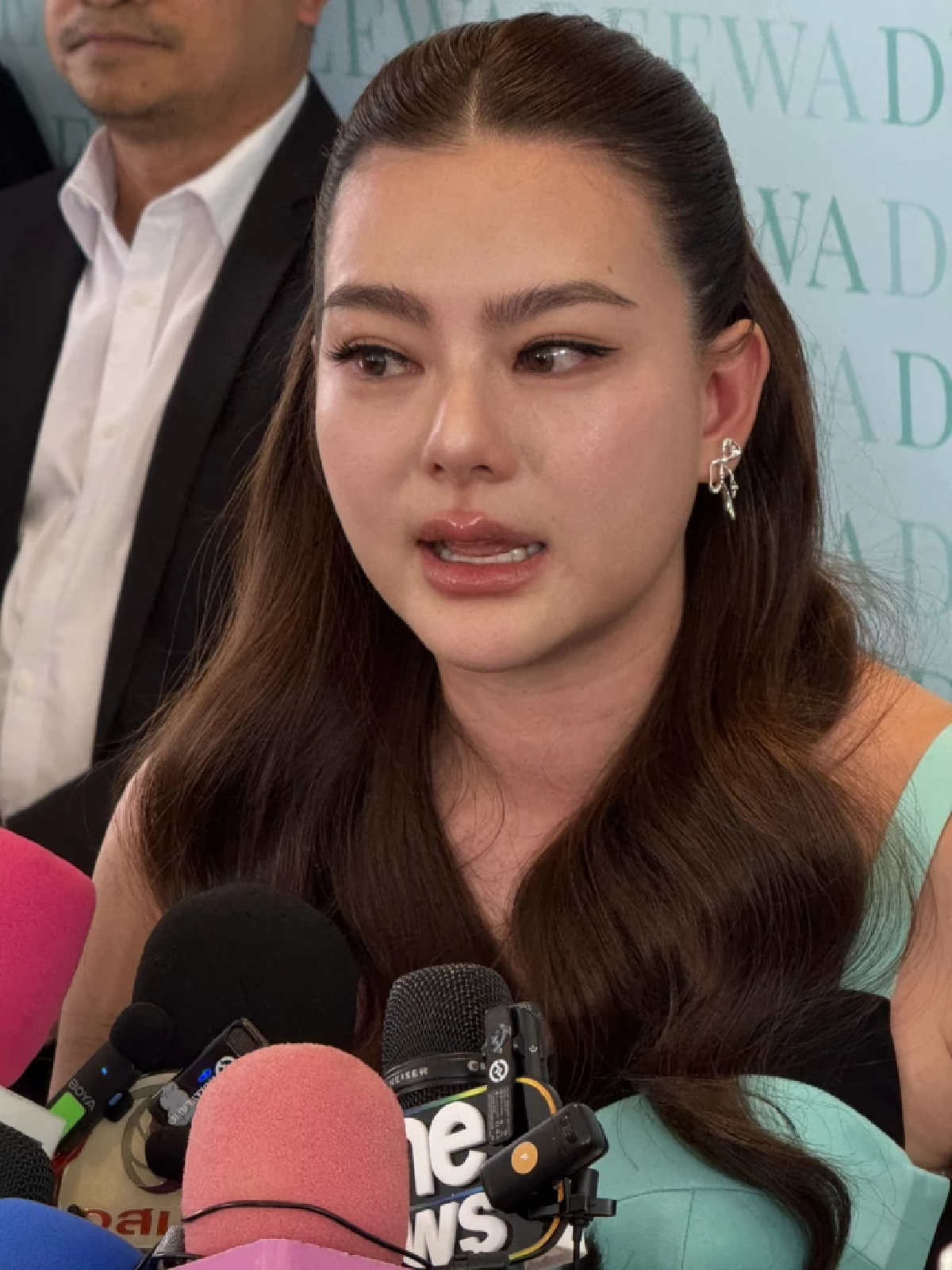 \"ดิว อริสรา\" ร้องไห้ เลิกสามี \"เซบาสเตียน ลี\" ถ้าไม่มีลูก ก็คงไม่อยากอยู่แล้ว