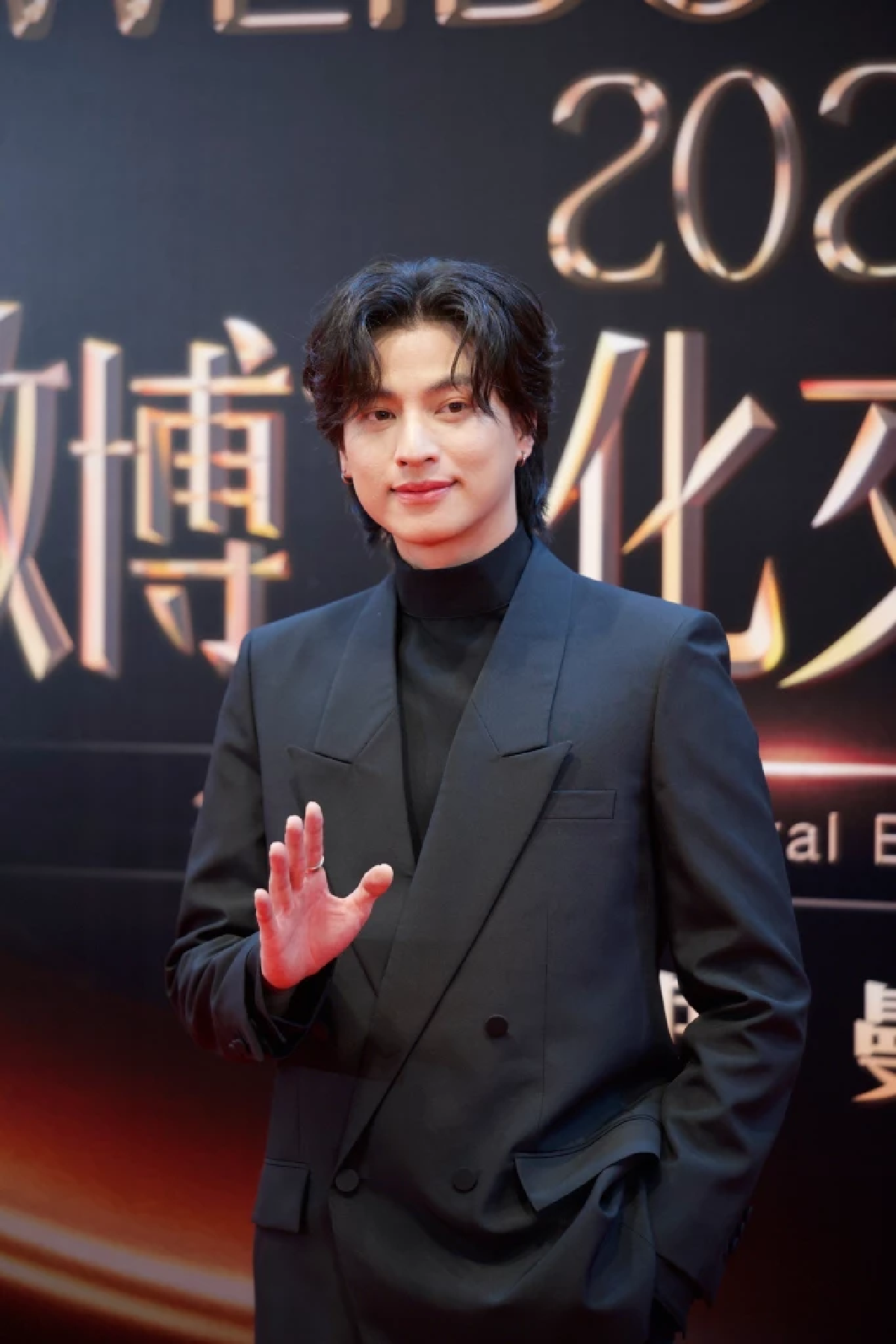 เฟมัสไม่หยุด \"กลัฟ คณาวุฒิ\"คว้าอีกรางวัล เวที Weibo ตอกย้ำฝีมือ