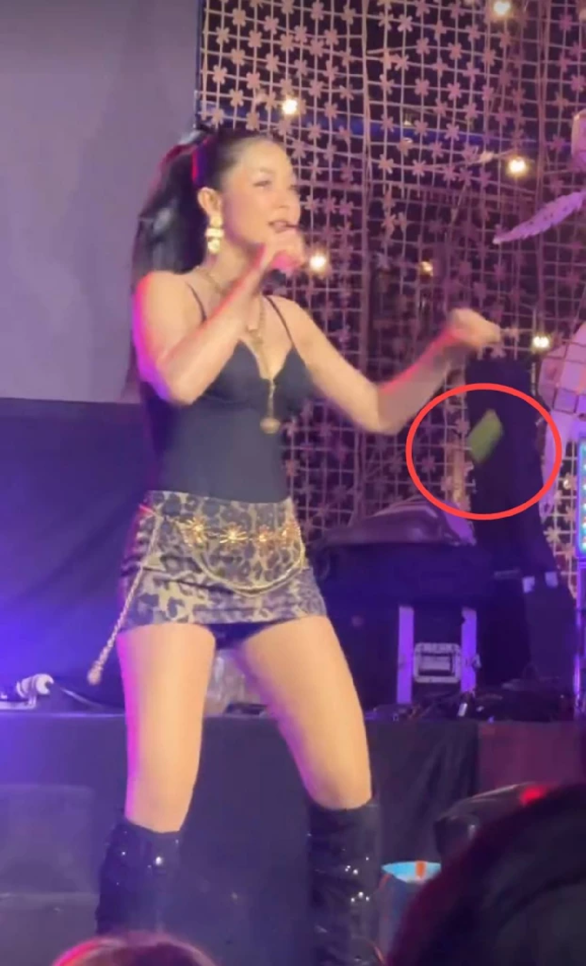 (คลิป) สาเหตุ \"ลำไย ไหทองคำ\" เจอคนปามะม่วงใส่บนเวที ปมบัตร 1,500 เดือด!