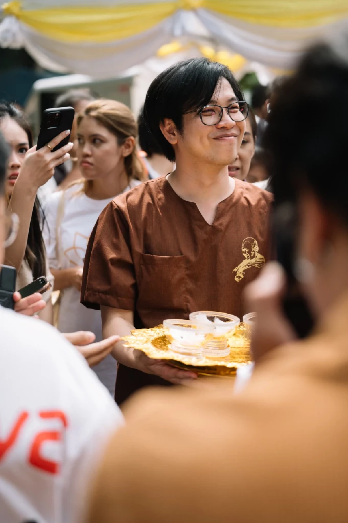 ย้อนเส้นทางชีวิต \"หมอบี\" จากเด็กเห็นผี สู่การเป็นทูตสื่อวิญญาณ ก่อนล้มป่วยหนัก