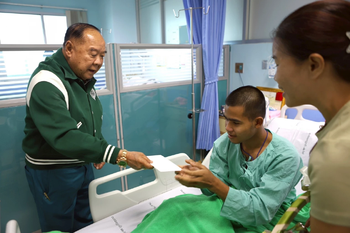 \"บิ๊กป้อม\" เสียใจน้องทหารบาดเจ็บ แต่ภูมิใจปกป้องประเทศชาติ