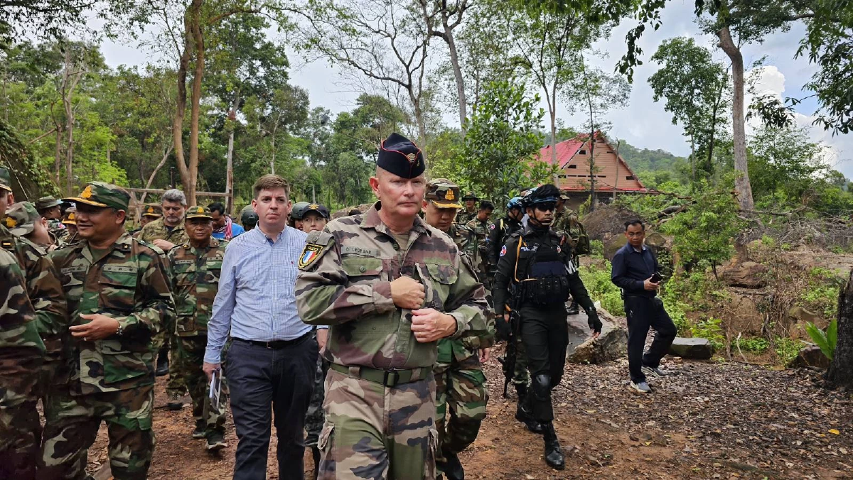 กองทัพกัมพูชา พาผู้ช่วยทูตทหารลงพื้นที่ กล่าวหาไทยทำลายวัดและโรงเรียน