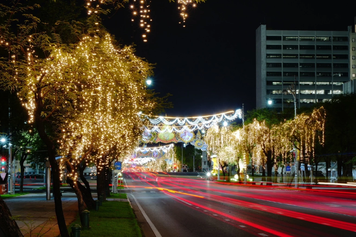 MEA  ชวนชมไฟประดับสุดอลังการ 2 ล้านดวง เฉลิมพระเกียรติ \'วันแม่แห่งชาติ\'