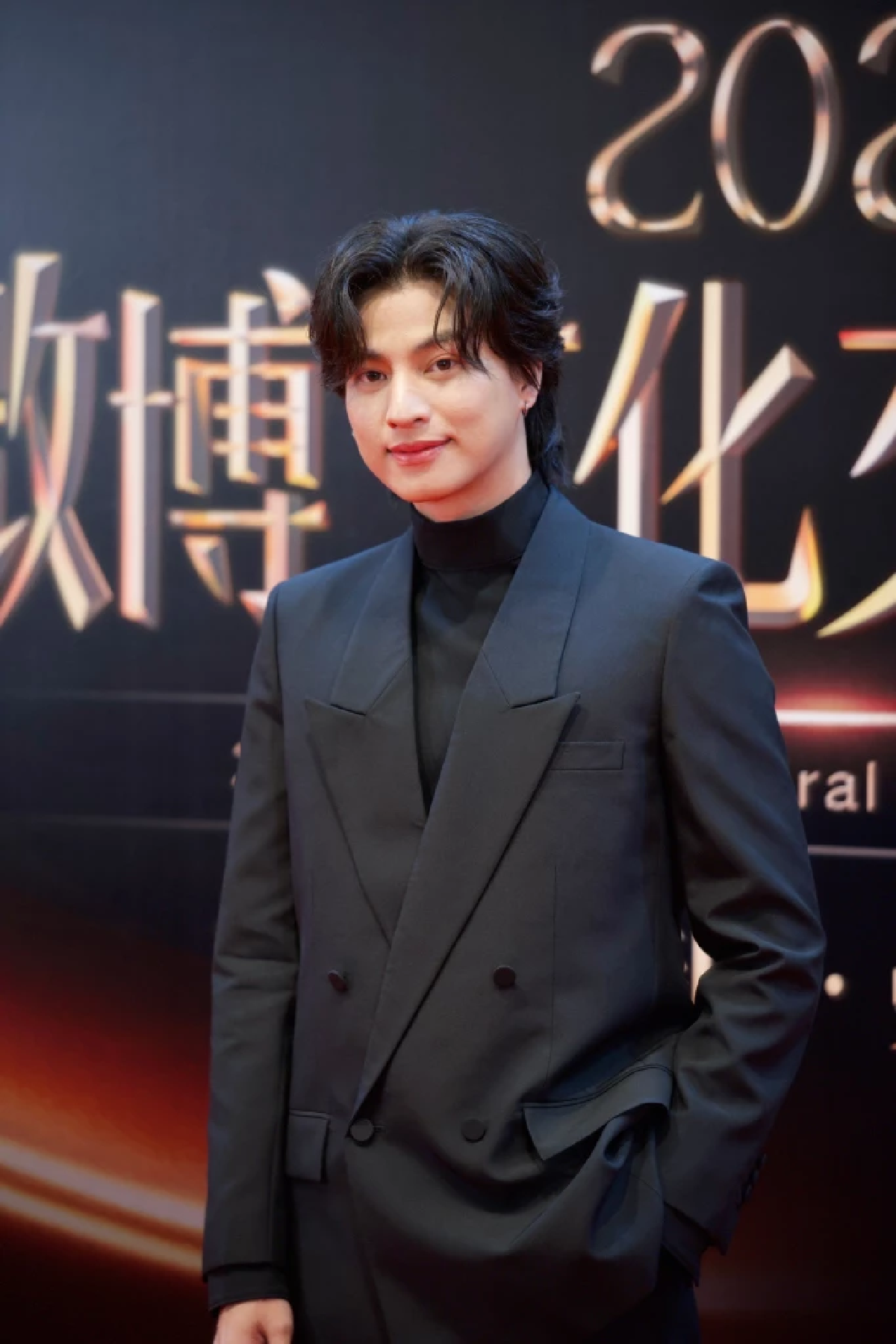 เฟมัสไม่หยุด \"กลัฟ คณาวุฒิ\"คว้าอีกรางวัล เวที Weibo ตอกย้ำฝีมือ