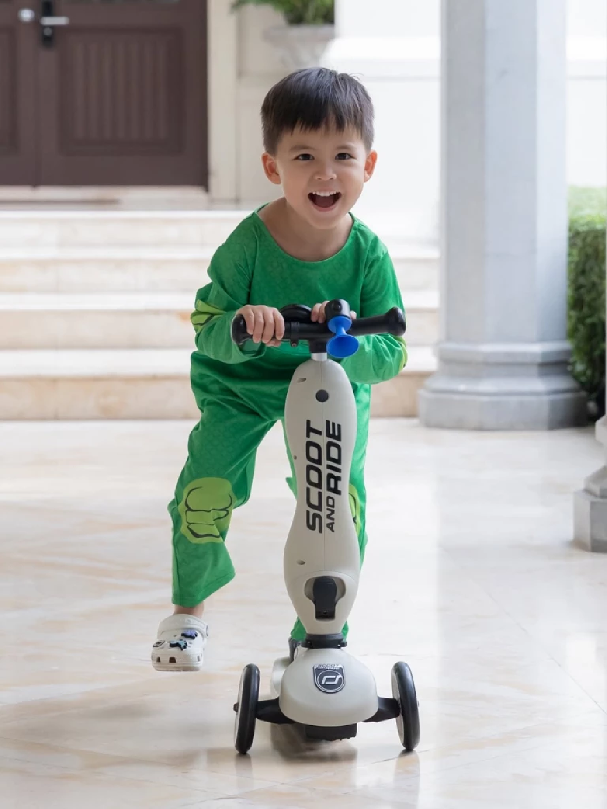 น่ารัก \"น้องกวิณท์\" ลูกชาย \"ศรีริต้า\" ใส่ชุดฮีโร่ตัวจิ๋ว รับวันแม่