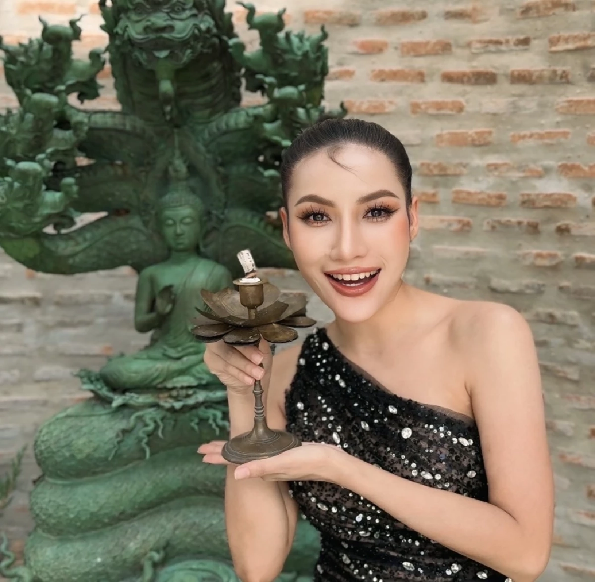 เลขธูปเต็มตา \"นุช วิลาวัลย์\" เจ้าแม่ใบ้หวย ไหว้พระนาคปรก 7 เศรียร