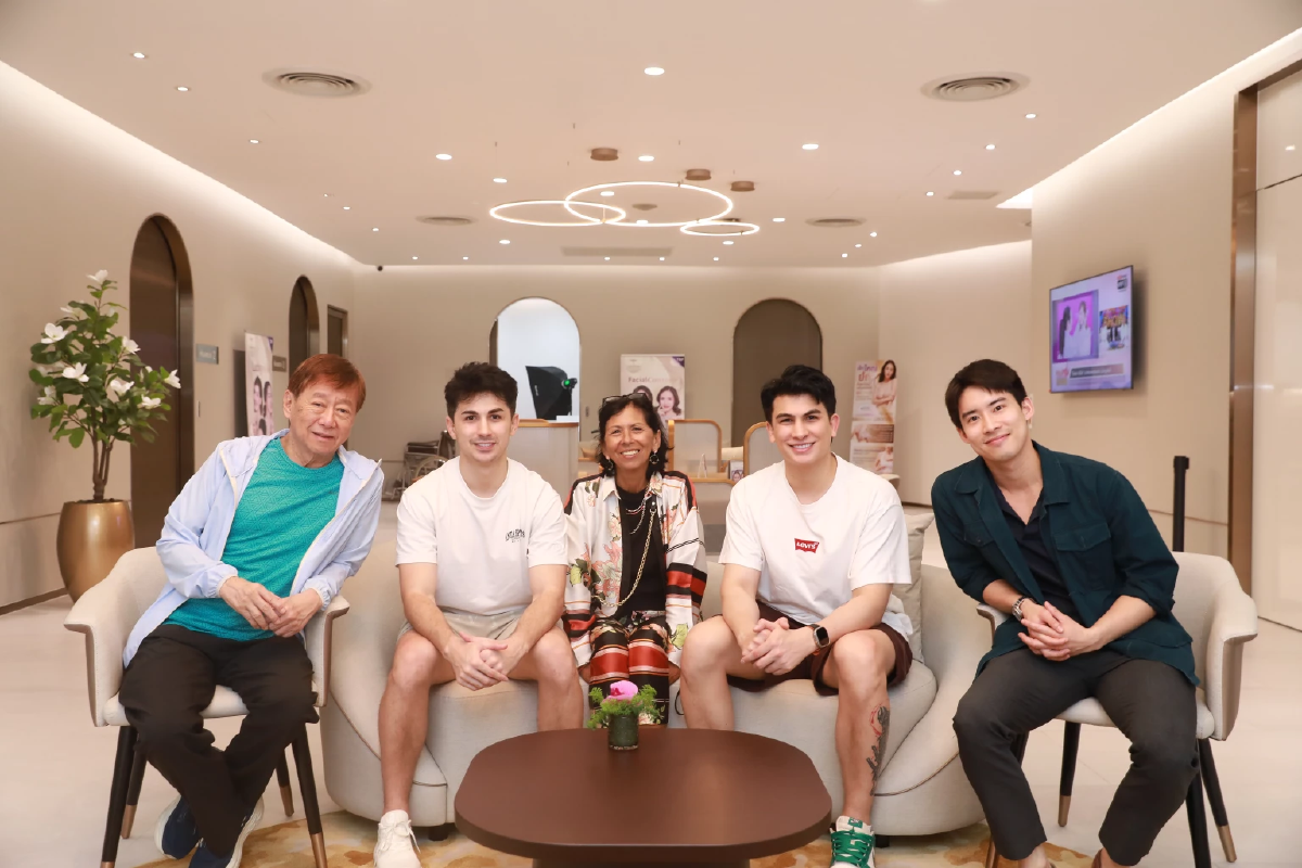 น่ารักมาก \"ไบร์ท-อองตวน\" ลูกชายแห่งชาติ จัดใหญ่ ของขวัญวันแม่