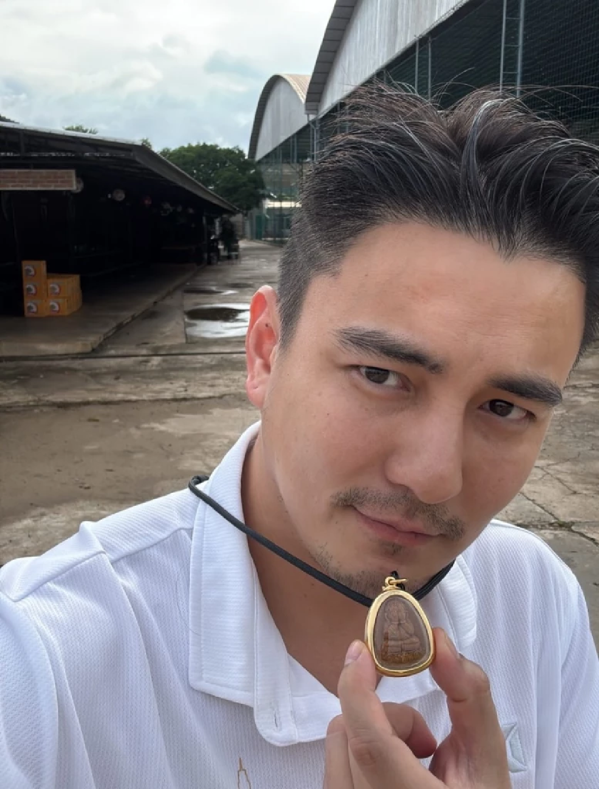 ขนลุก! พระเอกดัง โชว์เหรียญหลวงปู่ศิลา รุ่นนี้เหยียบกับระเบิดแต่ไม่ตาย!