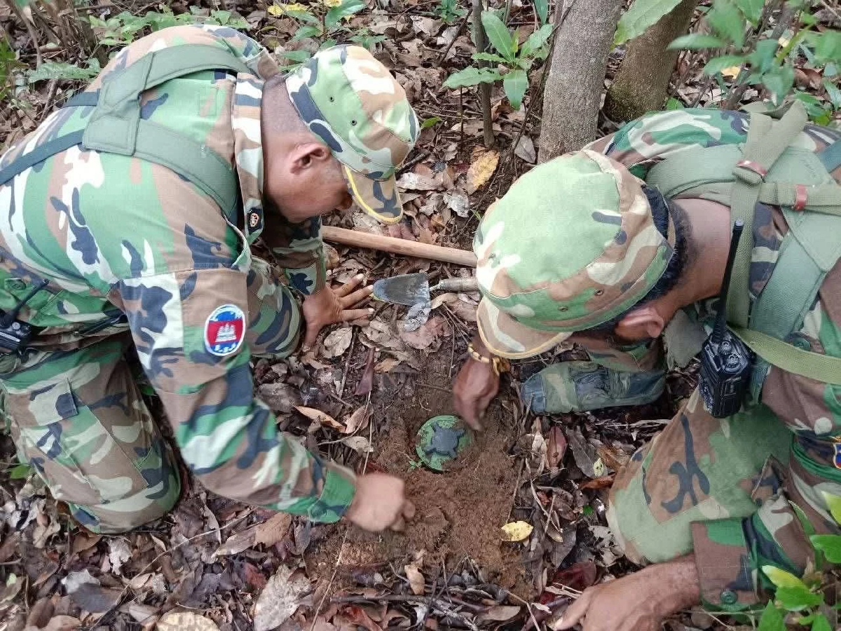 มือถือปริศนา! โผล่บนภูมะเขือ เปิดเครื่องเจอคลิป-รูปทหารกัมพูชาเพียบ