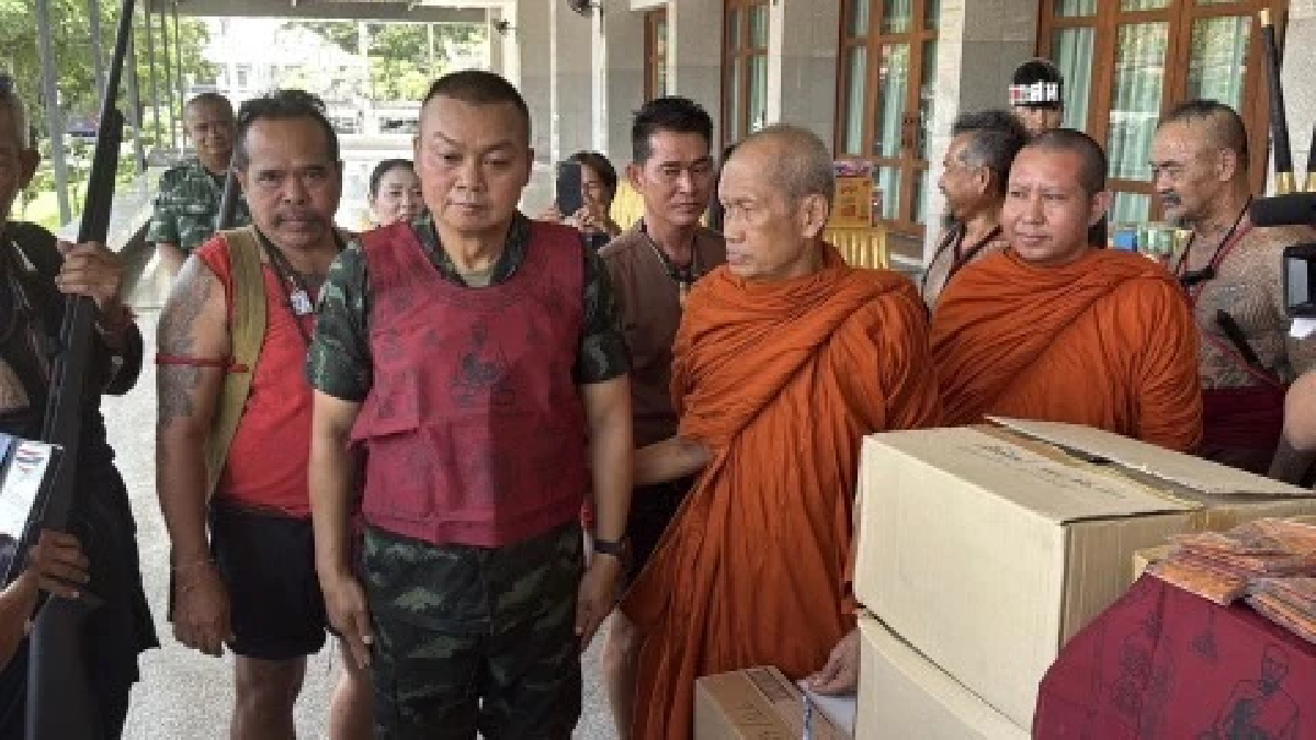 ขนลุก! \"แม่ทัพภาคที่ 2\" รับเสื้อผ้ายันต์ \"พระอาจารย์ธรรมโชติ\" บ้านบางระจัน