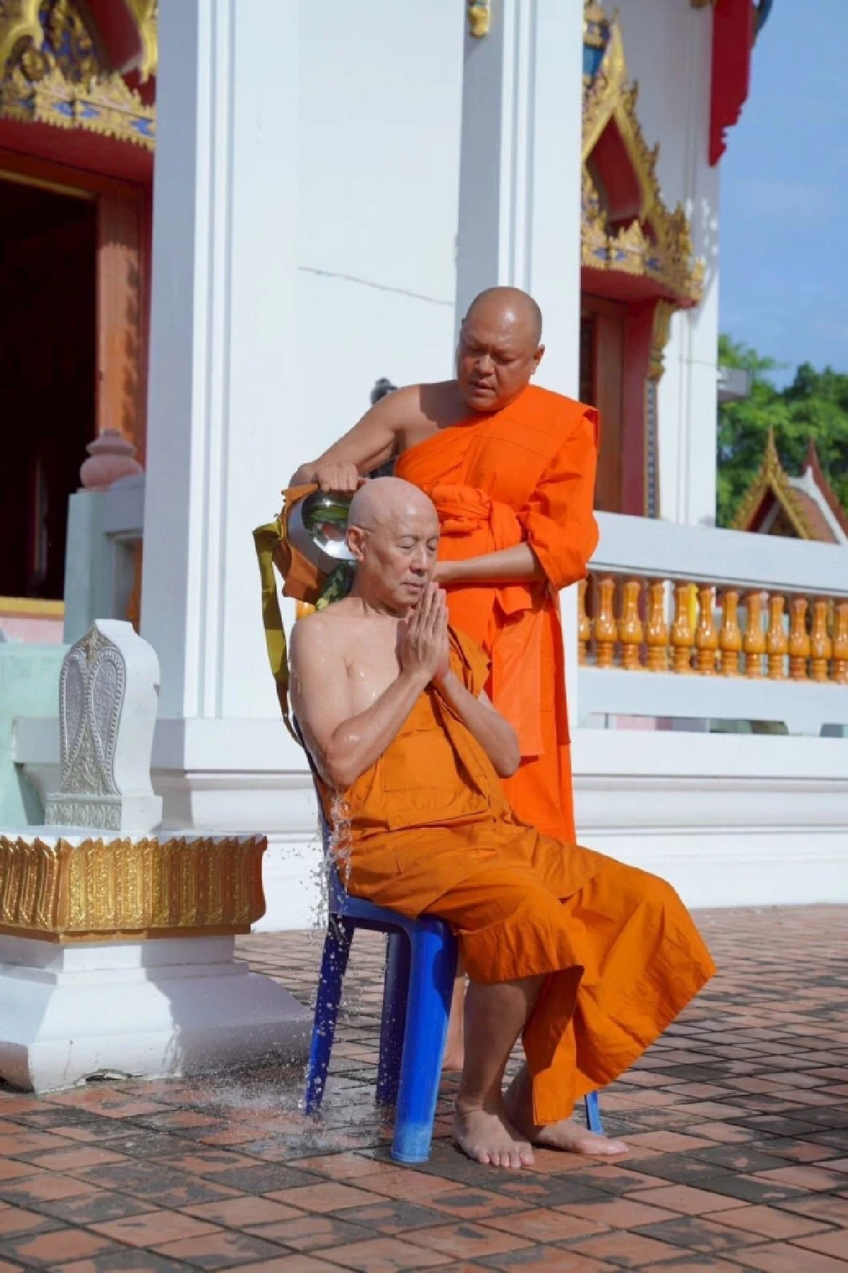 “ตู่ นพพล” ลาสิกขาแล้ว! หลังบวชถวายบุญแด่สมเด็จพระพันปีหลวง 
