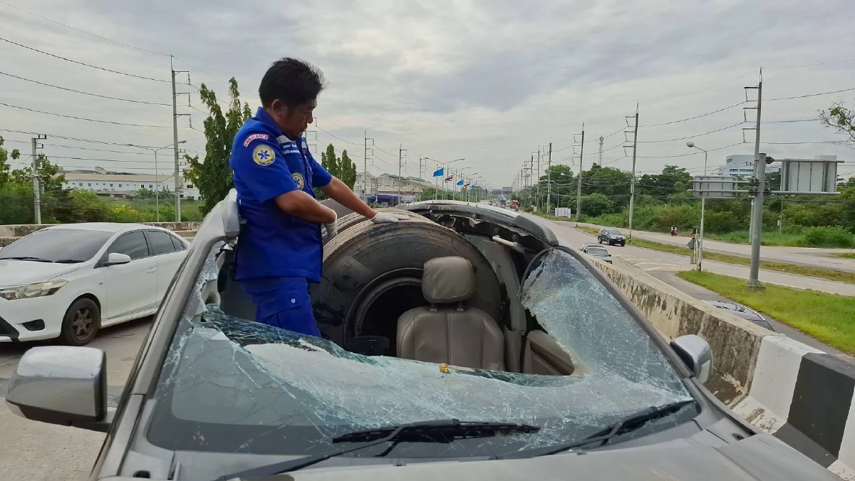 บุรุษพยาบาล หวิดดับ ล้อรถบรรทุก กระเด็นใส่หลังคารถ เจ็บสาหัส